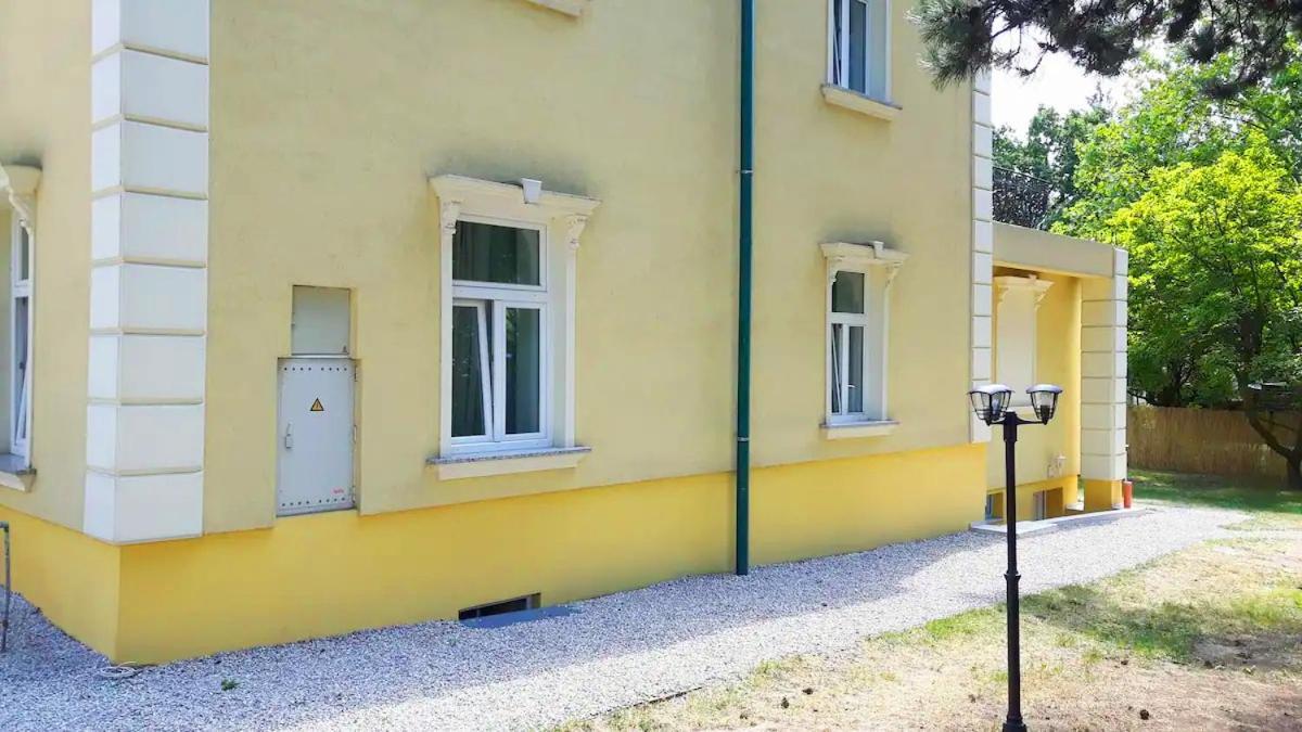 Spacious Near Schoenbrunn Castle Apartment
